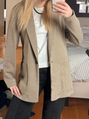 Beige-rutig oversized kavaj - Snygg oversized kavaj i beige och svart rutigt mönster