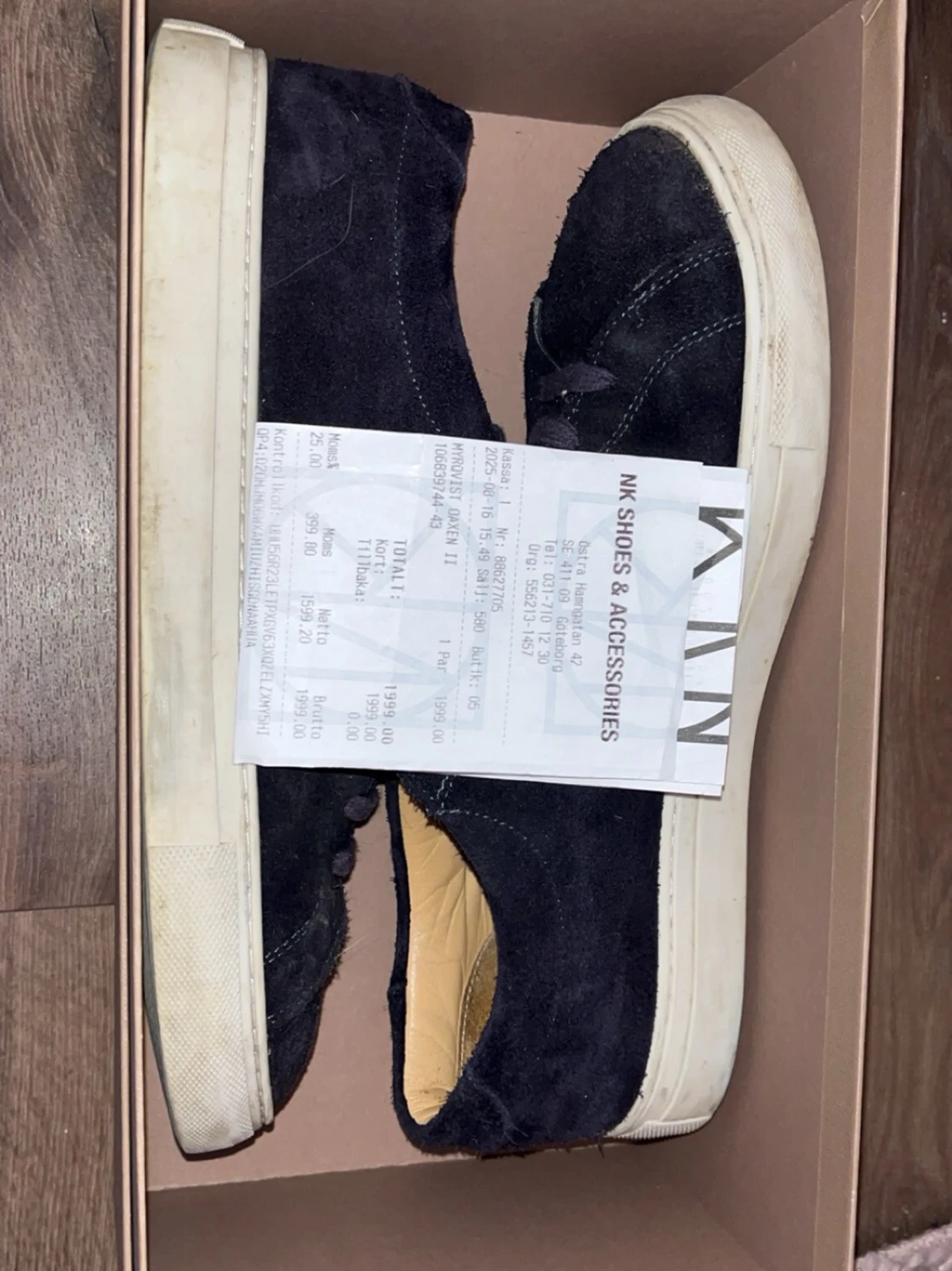 Svarta mockasneakers med vit sula