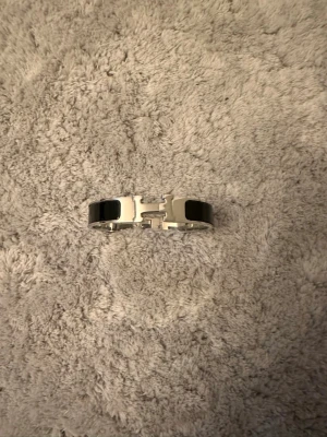 Svart och silver H armband - Snyggt svart och silver H armbandmed.