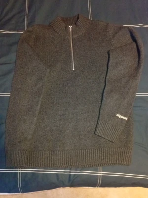 Half Zip - Mörkgrå stickad tröja från Jack & Jones.