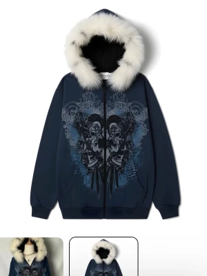 Mörkblå zip med pälsfodrad huva - Snygg mörkblå hoodie med dragkedja och stor vit fuskpäls runt huvan. Framsidan har ett detaljerat tryck i blått och svart med grafiskt motiv. ❗️OBS❗️ Kvaliten är mot SHEIN - hållet men tröjan är köpt från ”the district 404”. Hoppades på att kvaliten skulle vara bättre men tyvärr inte!