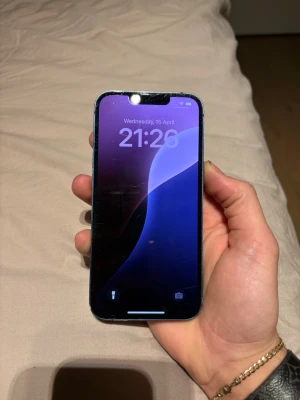 iPhone 13 128gb - Iphone 13 som fungerar perfekt Små repor på skärmen, inga repor på baksidan och större repor på sidorna av telefonen. Dock inga sprickor alls. Pris kan diskuteras vid snabb affär. Allt funkar som det ska, bara utseende skador.