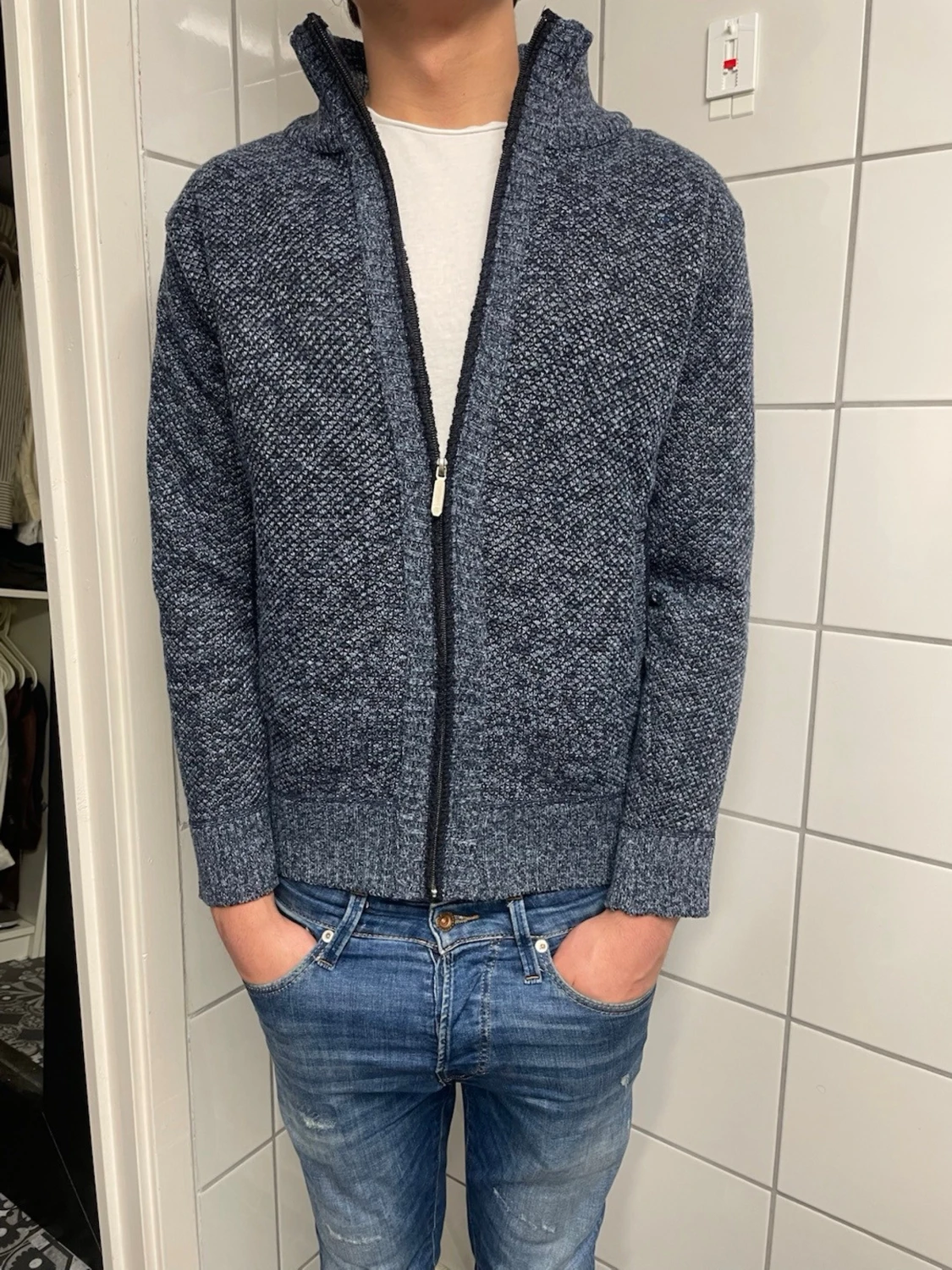 Mörkblå stickad ziptröja