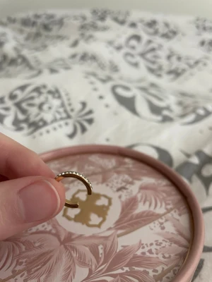 Guldfärgad Earcuff - Snygg guldfärgad Earcuff med små silvriga pärlor längs framsidan. 