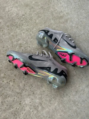 Nike Mercurial  fotbollsskor - Fina Nike skor använda 2 gånger då jag slutade med fotbollen, strlk 45 och pris är ej hugget i sten