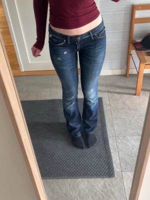 Replay jeans - Så snygga jeans från replay, storlek W27 L32. Säljer då dom är för små för mig. Köpte dom på vinted så dom är i det skick jag fick det i och jag skulle säga att det är bra. Tvättlappen är lite sliten. Priset kan såklart diskuteras.