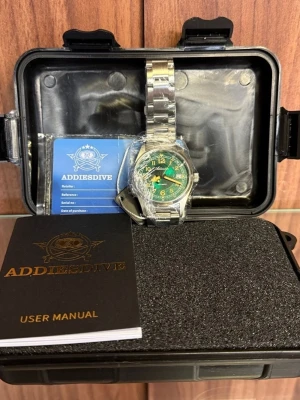 Addiesdive AD2055 Retro Automatic Herrklocka i Rostfritt Stål - Säljer denna Addiesdive klocka i retro stil. All info står här nedanför som finns direkt från deras egna hemsida. Kommer med alla tillbehör  Modell: AD2055  Urverk: Japan NH35 automatisk, 41 timmars energilagring.  Boettmaterial: 316L rostfritt stål med sandblästringsprocess  Bakboett: 316L rostfritt stål  Spegel: Syntetiskt safirglas  Vattentålighet: 200 m / 20 ATM  Lysande: Vintage Super Luminous Powder C3 med gulgrön luminescens  Ytfärg: Grön  Krona: Skruvad krona  Bakboett: Skruvat bottenloc