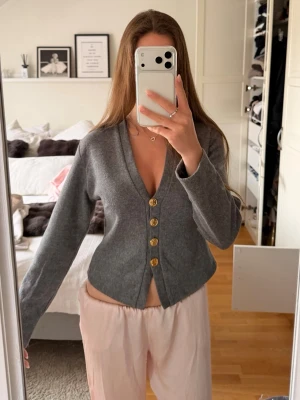 Grå kofta med guldknappar - Grå kofta med guldknappar från Zara. Aldrig andvänd 