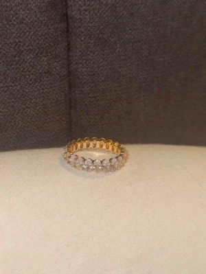 Ring  - Jättefin ring från raglady by tara, köpt för 700kr. Guldplätering 18k. Såå vacker och den glänser sååå fint i solen!!  Perfekt nu till sommaren! Eller att ge bort i present! Skickar med present ask isåfall!   Passar mig som har storlek 17,5 på ringar