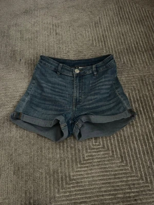 Blå denimshorts med upprullad kant - Snygga blå jeansshorts med upprullad kant! 