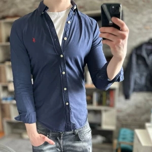 Ralph lauren skjorta - Bra skick, urtvättad men annars fin! Passar dig som är mellan 175-185cm ungefär. Modellen är 185 cm, 75kg. Passar bra nu till våren! Skriv för mer information!🤝