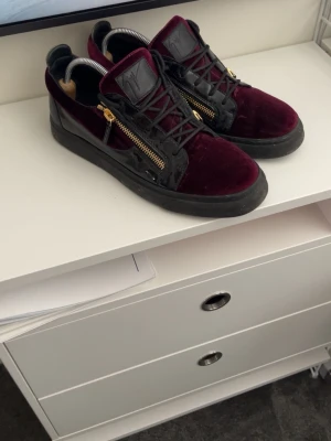 Guiseppe zanotti skor - Säljer nu dessa tvärfeta vinröda guiseppes🔥 väldigt eftertraktad färg och är självklart äkta✅ storlek 44 och är true to size. Tveka inte av att höra av dig ifall du har minsta fråga, priser är ej hugget i sten!