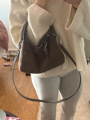 Brun axelremsväska i mockaimitation - Från hm 