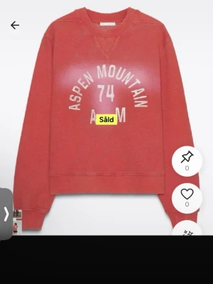 Röd sweatshirt från Zara  - ALDRIG ANVÄND sweatshirt med trycket 'Aspen Mountain 74 AM' i vitt framtill. Klassisk rund halsringning och långa ärmar. Mjuk och bekväm modell, perfekt för chill dagar. Ribbstickade muddar vid ärmslut och nederkant.