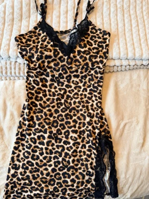 Leopard Print Lace Dress – Size S – Bold & Feminine - ✨ Trendy leopard print design – A bold and stylish pattern that makes any outfit stand out. 🖤 Elegant lace details – Black lace along the neckline and side slit adds a feminine and flattering touch. 🛍️ Size S – Fits true to size with a flattering, body-hugging fit. 💃 Perfect for nights out or special occasions – Style it with heels, boots, or a jacket for different looks. ⚡ Open to offers – Ready for a quick sale and fast shipping! A super stylish and eye-catching dress that adds a confident and 