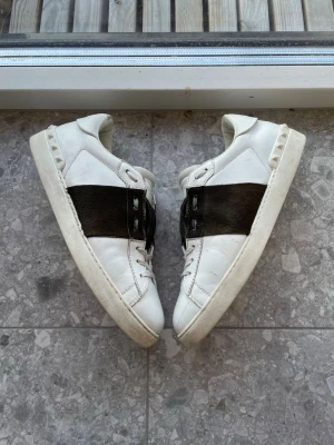 Valentino open - Hej, säljer nu ett par valentino opens i fint skick!🙌Det är min brorsa som har haft dem ett tag nu - och vill sälja. Storleken: 44. Färg: Vit och brun. Hör av dig om du vill ha fler bilder eller vad som helst!🤝Vh, Milo. 
