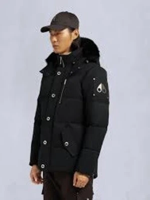 Svart dunjacka från Moose Knuckles - Snygg svart dunjacka från Moose Knuckles med huva och logotyp på ärmen. Skriv för fler frågor💕