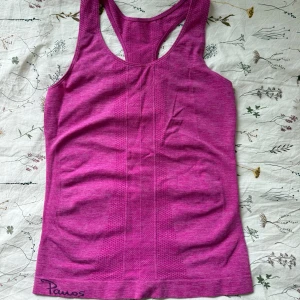 Rosa linnetopp - Rosa tränings linne från Panos Emporio med brottarrygg. Materialet är mjukt och stretchigt🩷🩷