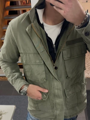 Saligia Field Jacket - Säljer en snygg Field Jacka/Cardigan från Saligia. Skicket är mycket fint, 9/10. Storlek S passar S/M. Pris 999 men kan diskuteras :)