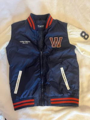 Bomberjacka Wayfarer - Blå bomberjacka från Wayfarer med vita ärmar och röda detaljer