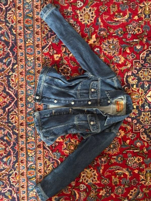 Diesel DE-BONNY jeansjacka - Nypris 3095kr, ej använd. Äkthetsverifiering finns. 