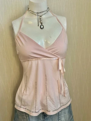Ljusrosa omlott coquette  linnetopp med paljetter - Ljusrosa omlott coquette  linnetopp med paljetter