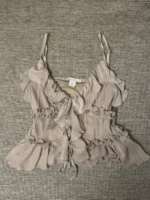 Grå topp - Säljer min jättegulliga topp från New Yorker som jag har bara använt 1 gång. I storlek XXS 