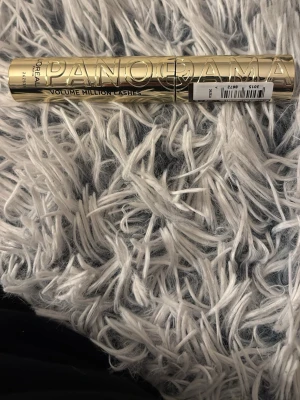 L'Oréal Volume Million Lashes Panorama - Snygg mascara från L'Oréal i modellen Volume Million Lashes Panorama. Höljet är i glansig guldig färg med svart text och elegant design. Perfekt för dig som vill ha fylliga och separerade fransar. Enkel att applicera med smidig borste.