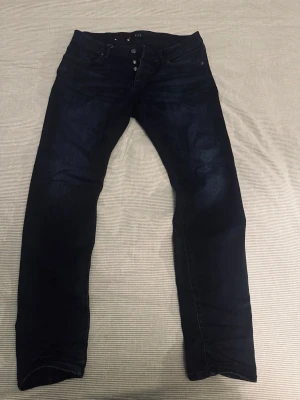 Mörkblå skinny jeans från Neuw - Snygga mörkblå jeans från Neuw med skinny/slim passform och klassisk femficksdesign. Jeansen har knappgylf och subtila slitningar för en modern look. Tillverkade i ett mjukt och stretchigt denimtyg som sitter skönt hela dagen.