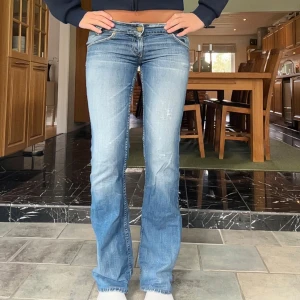 Lågmidjade utsvängda jeans  - Skiit snygga jeans från Lee!! Med slitningar som ingår i modellen. Jättefina fickor med. Innerben: 77 cm, midja rakt över: 40 cm, köpta på plick men säljer igen då dom inte passade!!🩷