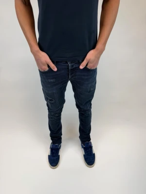 Dondup Jeans George  - Dondup Jeans George! Trendigaste jeansen på marknaden.  Ny pris= 4000 kr Säljs för= 999 kr (Modellen har original slitningar från fabrik vilket är väldigt eftertraktat och populärt) 