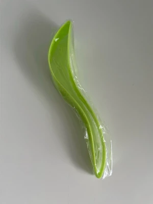 Smart tårtskärare / tårtspade - HELT NY - Helt NY supersmart tårtskärare / tårtspade i plast som gör att man enkelt kan både skära tårtan och lyfta tårtbiten till assietten. Passar till alla mjuka tårtor, även de som är höga. Skär rätt ner igenom tårtan, kläm åt sidorna och lyft upp tårtbiten på tallriken. Om du särar lite på tårtspaden lossnar tårtbiten från greppet och du kan lyfta upp tårtspaden från tårtbiten. Praktisk kompis på kalaset. Helt NY i förpackning.  (Skickas helst, men kan även hämtas i Stockholm vid behov)