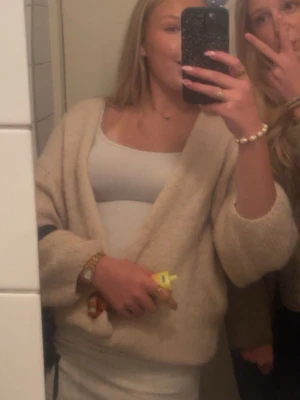 Beige fluffig kofta med v-ringning - Mysig beige kofta från hm, köpt i somras 