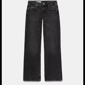 svarta baggy jeans lågmidjade  - Helt nya jeans från zara. Det är lågmidjade bootcut jätte fina med prislapp och förpackning kvar. Skriv för frågor🩵🩵