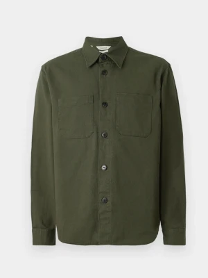 Olivgrön overshirt från Selected Home  - Stilren olivgrön overshirt från selected home med klassisk krage, två bröstfickor och svarta knappar framtill. Tillverkad i ett mjukt bomullstyg som ger en avslappnad men snygg look. Perfekt att bära öppen eller stängd över en t-shirt.