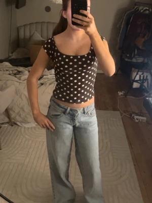 prickig  topp - Säljer en topp med vita prickar och korta ärmar. Toppen har en tight passform och köptes för 200 kr💓💓 