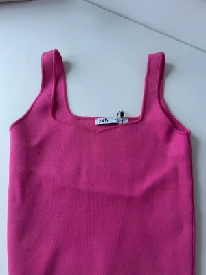 Rosa Zara topp - Säljer denna jättefina Zara topp, eftersom den inte kommer till användning. Den är i nytt skick och har bara använts ett fåtal gånger💕Skriv vid frågor eller om ni önskar fler bilder
