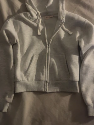 Gina zip up - Jättefin grå Gina tricot zip up hoodie i nyskick, strl S☺️