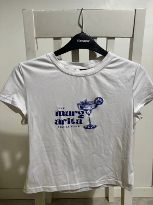 T-shirt med tryck  - Snygg tight T-shirt med tryck!