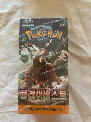 Pokémon Scarlet & Violet Clay Burst Booster Box (KOR) - Booster box från setet Clay Burst.  Fast pris. Rabatt vid köp av flera boxar. Koreansk utgåva (KOR).  Officiell produkt från Pokémon Trading Card Game.  1 booster box med 30 booster packs. Factory sealed (inplastad).  Flera exemplar finns i lager. Produkten du får är identisk med den på bilden.  Snabb leverans. Samfrakt vid köp av flera varor.