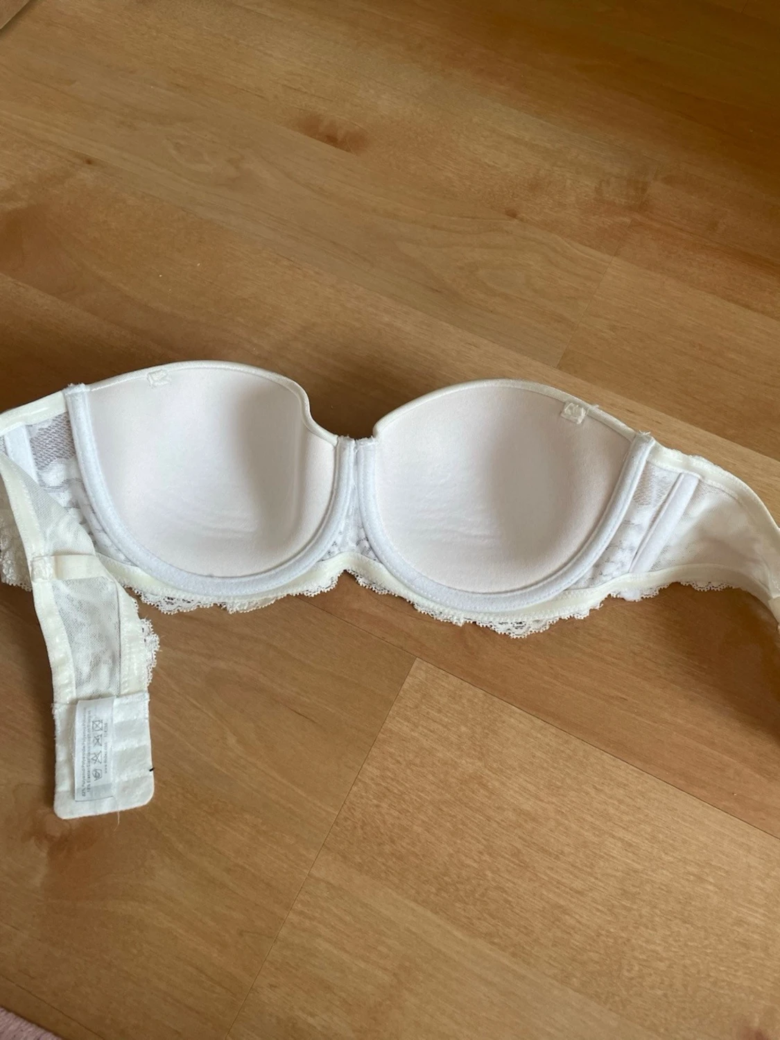 Vit axelbandslös bh med spets - 1