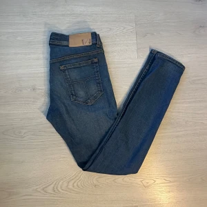Tiger of Sweden 32/32 - Säljer ett par klassiska blå jeans från Tiger of Sweden. Perfekta till vardagslooken och tillverkade i slitstarkt denimtyg. De är i mycket bra skick och utan defekter. Skriv vid frågor och kolla gärna in min andra jeans i min profil! 