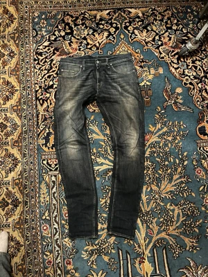 Tiger of sweden Jeans - Snygga gråblåa Tiger of Sweden jeans i storlek 30/34 Jeansen har ett litet hål i skrevet men inga ytterligare defekter