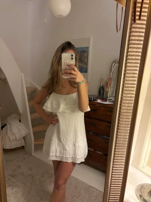 Jättesöt klänning zara - Fin Zara klänning som är slutsåld. Jättefin till student eller bara till sommaren! Fint skick storlek s!