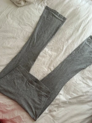 Grå yoga pants - Säljer ett par grå leggings i mjukt och stretchigt material. De har en enkel och clean design med resår i midjan och smal passform hela vägen ner. Perfekta att matcha med oversized tröjor eller hoodies.