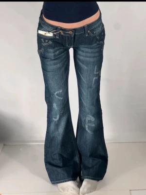 Lågmidjade jeans - Köpte dessa på Vinted men de passade inte. Storlek S ungefär. Nya med prislapp!!💓💓  Midjemått rakt över: 42cm Midjehöjd: 19cm Innebenslängd: 82 cm Benvidd nedtill 25 cm