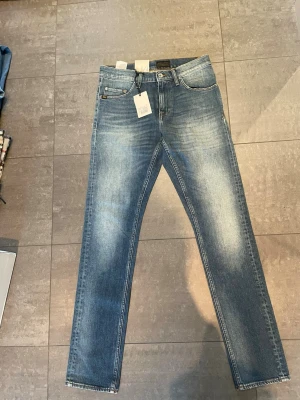 Tiger of Sweden  - Helt nya jeans ifrån tiger of Sweden med prislappen kvar på. Storlek w29 och modell pistolero. Vilket är straight fit. 