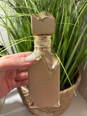 Lattafa Eclaire  - Kan ej se hur mycket som är kvar men kissar på 85% då jag inte använt mycket av den. 