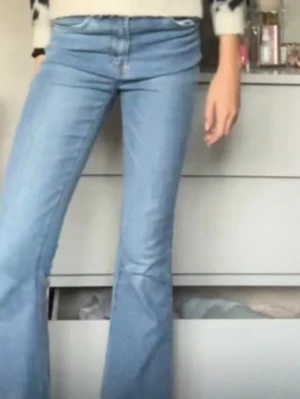 Ljusblå bootcut jeans från Levi's - Säljer ett par ljusblå bootcut jeans från Levi's med klassisk femficksmodell och hög midja. Jeansen har en snygg utsvängd passform och är tillverkade i slitstark denim. Perfekta för dig som gillar retrovibbar och tidlös stil.