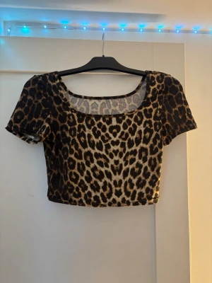 Leopardmönstrad croppad topp - Säljer en kort t-shirt och en tup topp i samma leverans. T-shirten är i S och tup toppen är i Xs